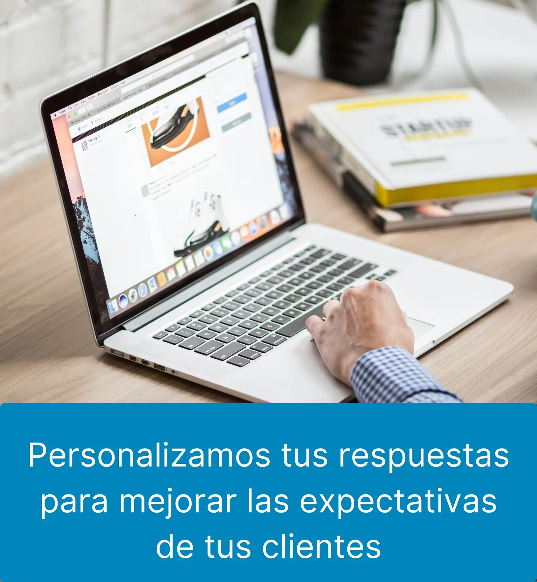 Persona personalizando respuestas en un ordenador para mejorar la experiencia de los clientes mediante la externalización de servicios.