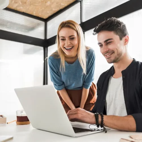 Equipo multidisciplinario discutiendo soluciones de externalización de servicios empresariales.